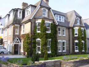 BOURNECOAST: WALK TO TOWN CENTRE & BEACHES -FM1703